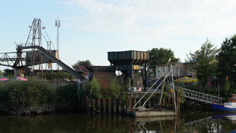 Stahlkonstruktionen-Am-Kanal-Bei-Goudasfalt-In-Gouda,-Niederlande