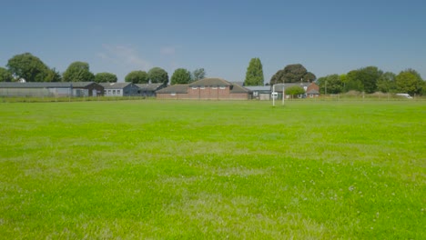 Campo-De-Fútbol-Con-Césped-En-Las-Proximidades-De-La-Escuela-En-Harwich,-Essex,-Inglaterra