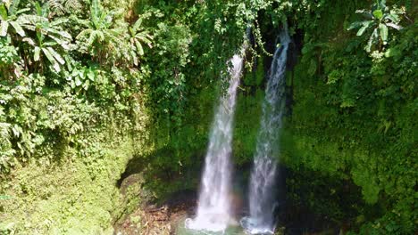 Beim-Herauszoomen-Werden-Wasserfälle-Im-üppigen-Tropischen-Dschungel-Auf-Den-Philippinen-Sichtbar