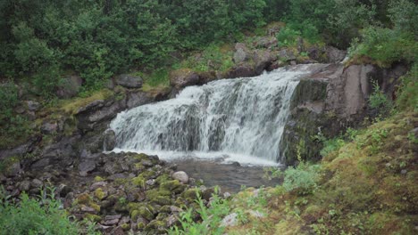 Wasserfall-über-Den-Felsigen-Fluss-In-Kvænan,-Norwegen