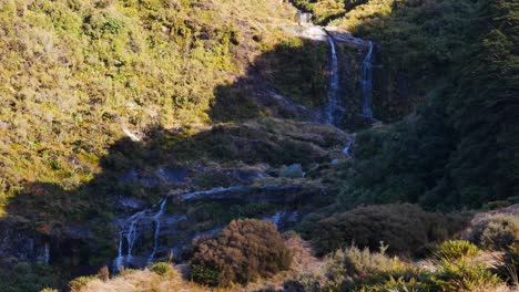 Wasserfall-Fließt-Im-Bergschatten