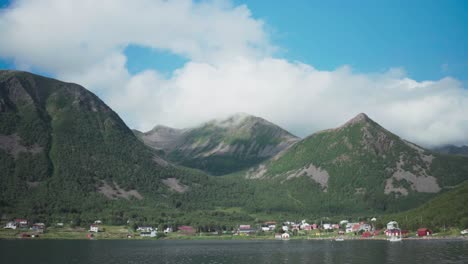 Impresionante-Fondo-Montañoso-En-El-Pueblo-De-Medby-A-Lo-Largo-De-Veidmannsfjorden,-Isla-Senja,-Noruega