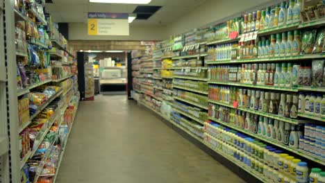 4k-Tienda-De-Comestibles-Isla-Slider-Shot-Producir-Salud-Saludable-Mercado-Productos-Frescos-Comida-Chatarra-Americano-Auténtico