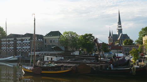 Alte-Boote-Vertäut-Im-Kanal-In-Gouda,-Niederlande---Breit