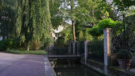 Puente-Vijverstraat---Pasarela-Fija-Estrecha-En-El-Parque-Houtmansplantsoen-En-Gouda,-Países-Bajos