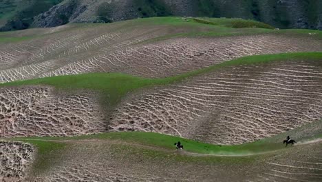 Die-Wunderschöne-Graslandlandschaft-Von-Xinjiang,-China,-Herde-Von-Pferden