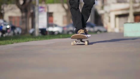 Vista-De-Las-Piernas-De-Un-Patinador-Mientras-Se-Mueve-Hacia-La-Cámara.