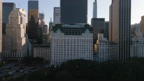 Declining-drone-shot-in-front-of-the-Plaza-hotel,-sunny-evening-in-New-York,-USA