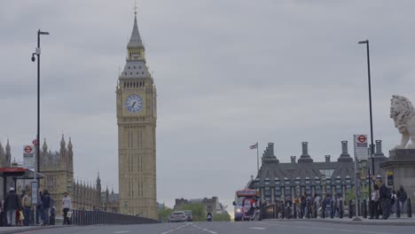 Zeitraffer-Von-Fahrzeugen,-Die-Während-Der-Hauptverkehrszeit-Die-Westminster-Bridge-überqueren,-Mit-Big-Ben-Im-Hintergrund,-London-Im-Vereinigten-Königreich