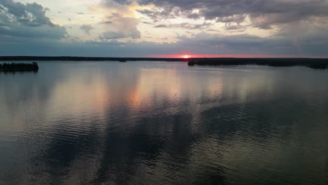 Luftaufnahme-Von-Wasserreflexionen-Durch-Sonnenlicht-In-Der-Abenddämmerung,-Lake-Huron