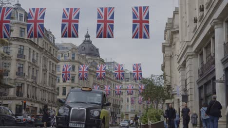 La-Gente-Y-El-Tráfico-De-Coches-En-Regent-Street-En-La-Ciudad-De-Londres,-Reino-Unido