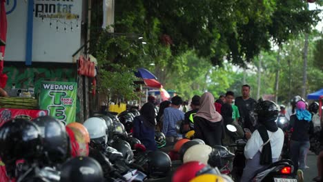 Menschenmenge-Indonesischer-Menschen,-Die-Sich-Tagsüber-Auf-Der-Straße-Versammeln
