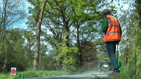 Coches-De-Rally-Antiguos-Iniciando-Una-Sección-En-Un-Evento-En-Waterford,-Irlanda,-En-Un-Día-De-Primavera-En-Mayo-Con-Un-Funcionario-Dejando-Caer-Una-Bandera