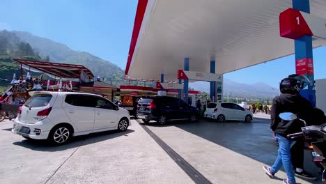 Cars-queue-at-the-gas-station