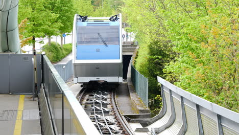 Standseilbahn-Nähert-Sich-Dem-Bahnsteig-Am-Transitbahnhof-In-Innsbruck,-Österreich
