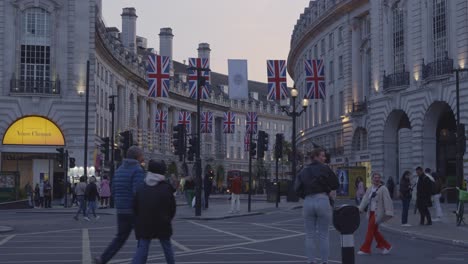 Piccadilly-Circus,-London-in-UK.-Timelapse-motionlapse