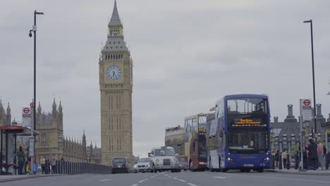 Time-lapse-De-Vehículos-Que-Cruzan-El-Puente-De-Westminster-Con-El-Big-Ben-Al-Fondo,-Londres-En-El-Reino-Unido.