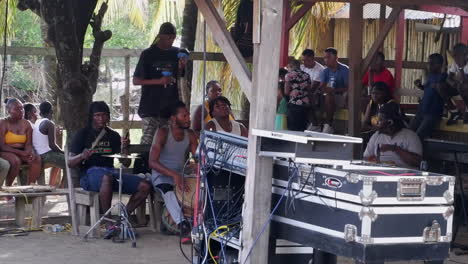 Die-Lokale-Musikgruppe-Garifuna-Tritt-Vor-Einem-Kleinen-Publikum-Im-Ländlichen-Honduras-Auf