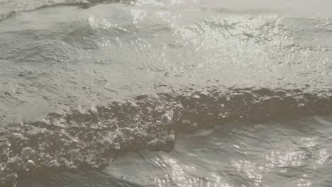 Extreme-Nahaufnahme-Ruhiger-Wellen-Während-Eines-Traumurlaubs-An-Der-Küste-Indiens,-In-Denen-Sich-Das-Wasser-Spiegelt