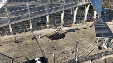 Von-Oben-Nach-Unten-Aufsteigende-Luftaufnahme-Eines-Stahlfalken-Vor-Dem-Mercedes-Benz-Stadion-In-Atlanta-An-Einem-Sonnigen-Tag