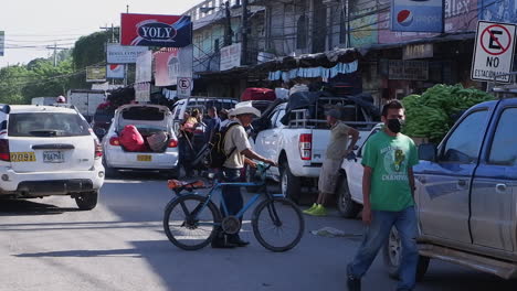 Belebte-Straßenszene-Vor-Dem-Gemüsestraßenmarkt-In-Der-Stadt-Honduras