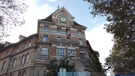 Fundación-Del-Hospital-Rothschild-En-París-Entrada-Arquitectura-De-Ladrillo-Fachada-Parc-De-Buttes-Chaumont