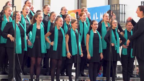 Youth-group-singing-in-a-choral-group-outdoors