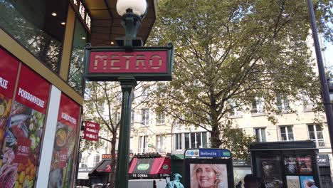 Entrada-De-Metro-Cartel-De-Diseño-Rojo-Vintage-En-París,-Francia,-Estación-Belleville