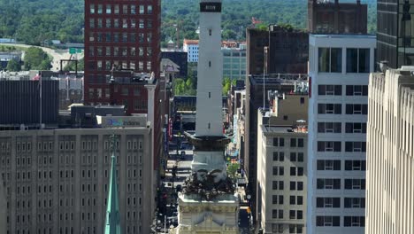 Totale-Der-Soldaten--Und-Matrosenstatue-Im-Denkmalkreis-In-Der-Innenstadt-Von-Indianapolis,-Indiana