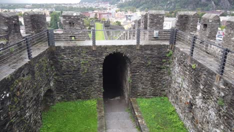 Altes-Schweizer-Schloss-Castelgrande-In-Bellinzona,-Alpenschweiz,-Historisches-Wahrzeichen