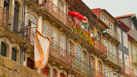 Detalle-De-Balcones-Y-Ventanas-En-El-Distrito-De-Ribeira,-Oporto,-Portugal.