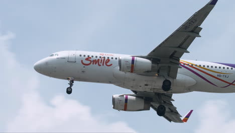 Thai-Smile-Airways-Bereitet-Sich-Auf-Die-Landung-Am-Flughafen-Suvarnabhumi-In-Thailand-Vor