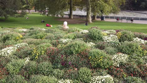 Pariser-Garten-Und-Blumenlandschaft-Im-Parc-De-Buttes-Chaumont,-Frankreich