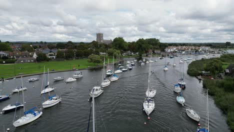 Segelboote-Vertäut-Christchurch-Dorset-Großbritannien-Drohne,-Antenne