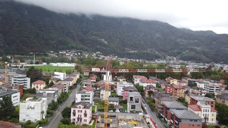 Vista-Aérea-Sobre-La-Ciudad-Suiza-De-Bellinzona-En-El-Cantón-De-Ticino,-El-Valle-De-Los-Alpes-De-Suiza