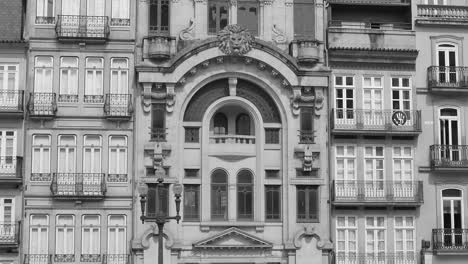 Detalle-De-Balcones-Y-Ventanas-En-Un-Sitio-Histórico-En-Porto,-Portugal