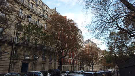 Arquitectura-De-Balcones-Antiguos-En-Las-Calles-De-París-Con-Coches-Conduciendo,-Otoño.