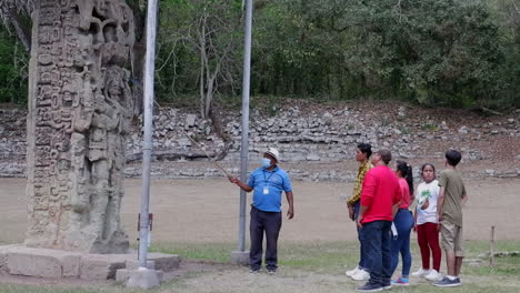 Guía-Interpretativo-Explica-La-Estela-De-Piedra-Tallada-En-Las-Antiguas-Ruinas-De-Copán.