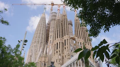 Kuppeln-Zwischen-Bäumen-Der-Sagrada-Familia-In-Barcelona,-Spanien