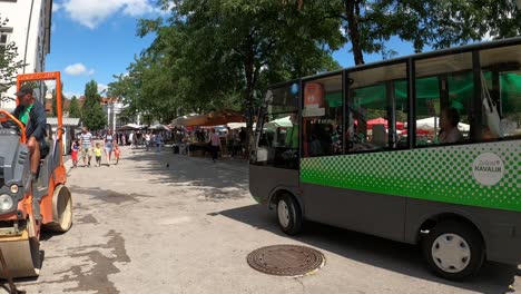 An-Einem-Sonnigen-Tag-Kommen-Wir-An-Einem-Lokalen-Obstmarkt-Auf-Einem-Platz-In-Ljubljana-Vorbei