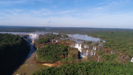 Las-Magníficas-Cataratas-Del-Iguazú-En-Un-Día-Soleado,-Mostrando-La-Maravilla-Natural-Y-La-Belleza-De-Las-Cataratas
