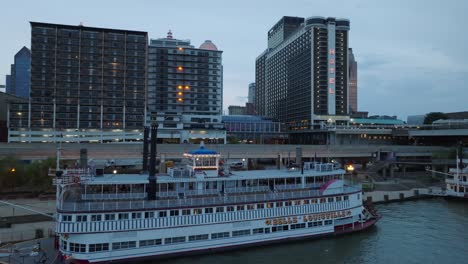 Belle-Of-Louisville-Riverboat-Im-Morgengrauen