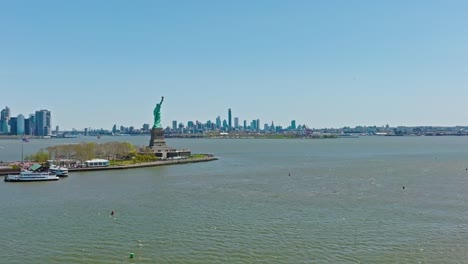 Luftpanoramaansicht-Der-Freiheitsstatue-Im-Vordergrund-Und-Des-Stadtteils-Brooklyn-Und-Der-Skyline-Von-Manhattan-Im-Hintergrund