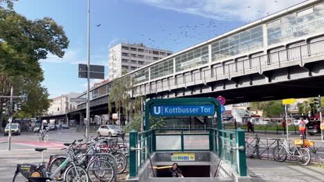Entrada-Subterránea-En-Kottbusser-Tor-En-Berlín-Kreuzberg-En-Otoño