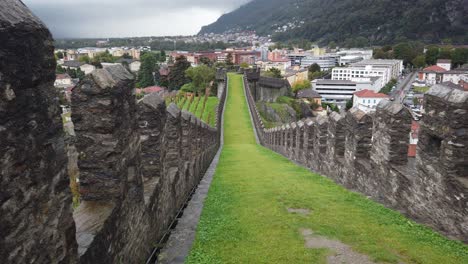 Murallas-De-Fortificación-Antiguo-Castillo-En-Bellinzona-Suiza-Hito-Histórico-Ticino-Suizo,-Paisaje-Medieval-Y-Ciudad