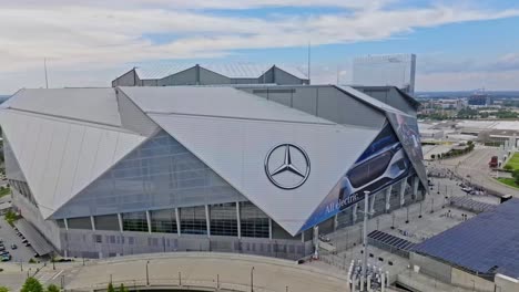 Toma-Aérea-En-Ascenso-Del-Estadio-Mercedes-Benz-En-La-Ciudad-De-Atlanta-En-Un-Día-Soleado-Al-Aire-Libre