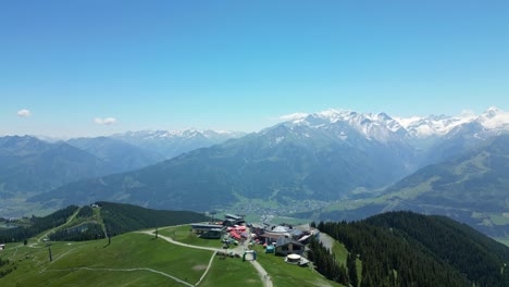 Impresionante-Telón-De-Fondo-De-Montañas-En-Las-Nubes,-Complejo-Schmittenhohe,-Austria