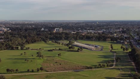 Drohnenaufnahme-Der-Parklandschaft-Von-Adelaide-Mit-Der-Tribüne-Für-Das-Supercar-Rennen-Adelaide-500-V8-Im-Bau