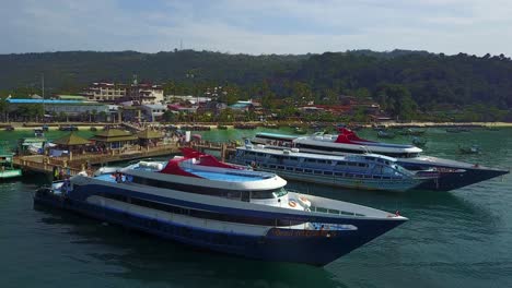 Muelle-De-Koh-Phi-Phi-Para-Ferries-Que-Transportan-Turistas-A-Las-Islas,-Tailandia