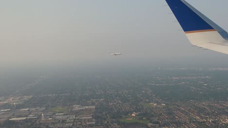 Als-Ich-Aus-Dem-Flugzeugfenster-Schaute,-Sah-Ich-Ein-Anderes-Flugzeug-Durch-Den-Nebel-Fliegen